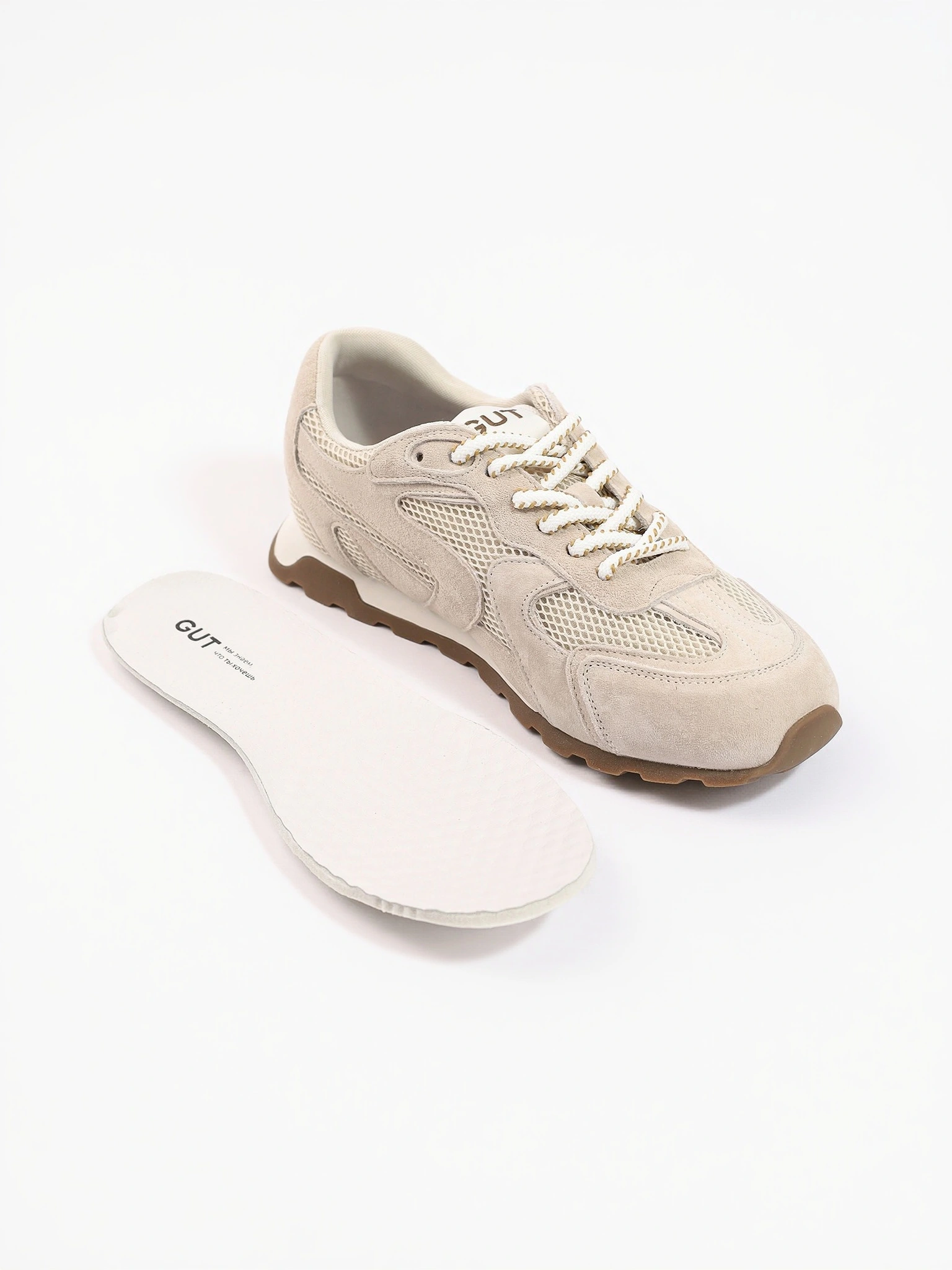 Кроссовки комбинированные серого цвета на низкой подошве